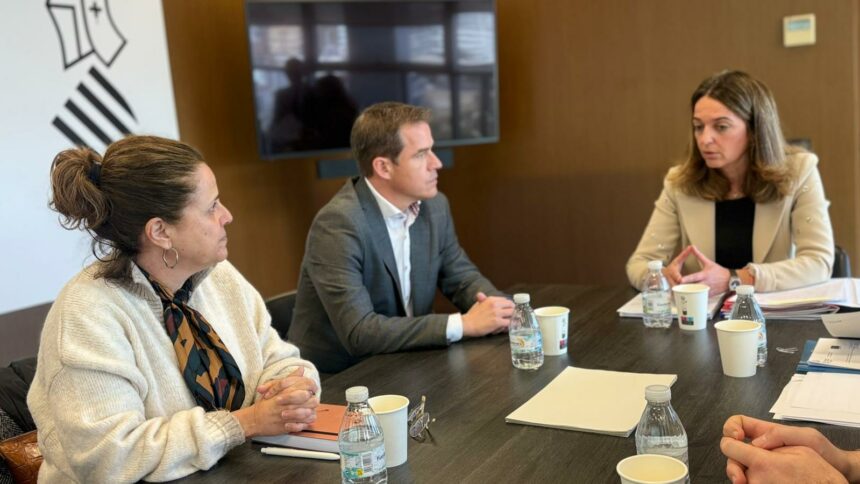 L'alcalde de Xàtiva, Roger Cerdà, junt a la consellera de Justícia, Nuria Martínez.