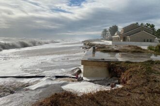 Playa engullida por el mar en Sagunt.