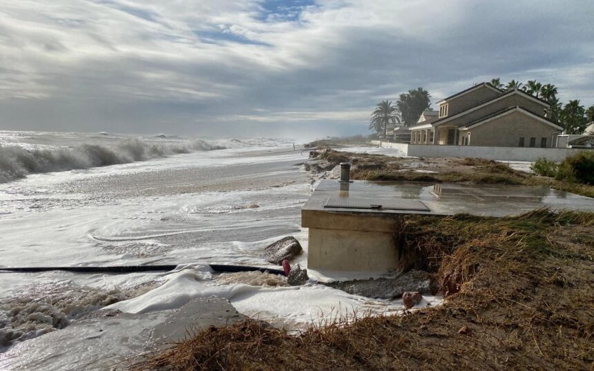 Playa engullida por el mar en Sagunt.