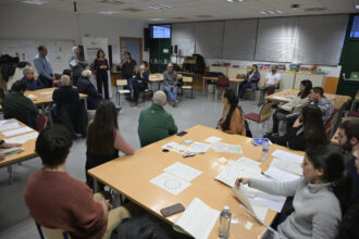 Una de las reuniones celebradas en Paiporta.