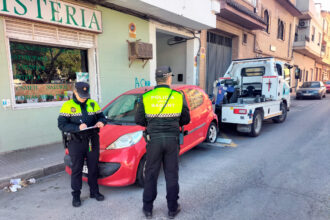 Retirada d'un cotxe sense assegurança a Sagunt.