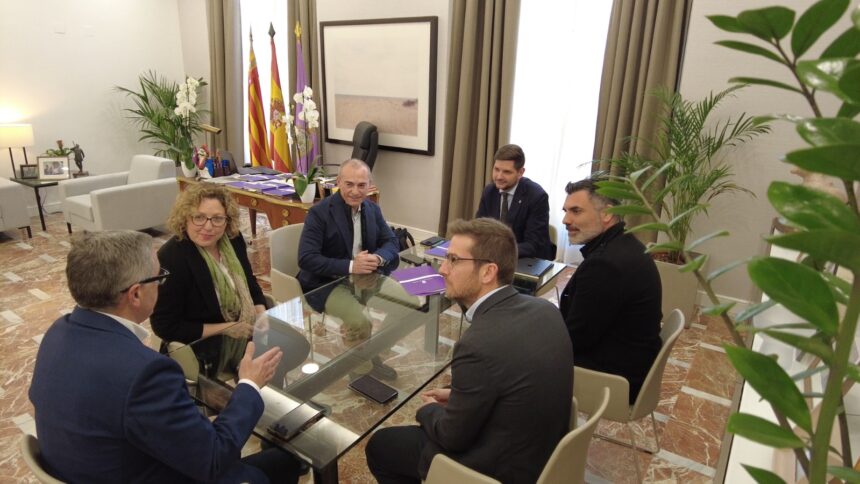 Imatge de la reunió que ha tingut lloc a l'Ajuntament de Gandia.