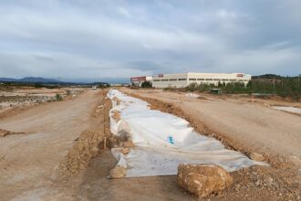 Obras de la mota que construye la CHJ en Riba-roja de Túria.