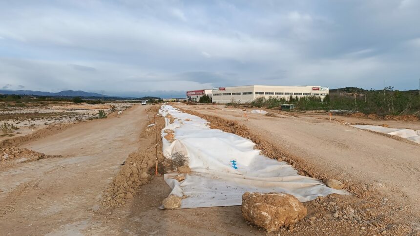 Obras de la mota que construye la CHJ en Riba-roja de Túria.