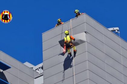 Actuación de los bomberos ante un riesgo de desprendimiento por viento.