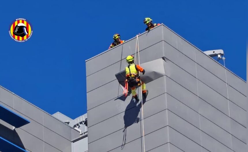 Actuación de los bomberos ante un riesgo de desprendimiento por viento.