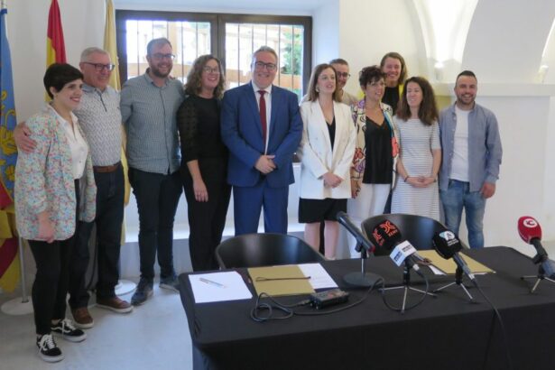 Regidors del PSPV i Som Ibi després de signar el Pacte del Molí en 2023.