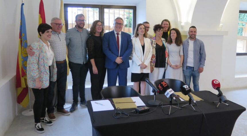Regidors del PSPV i Som Ibi després de signar el Pacte del Molí en 2023.