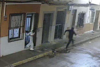 El presumpte segrestador fuig de la casa de la víctima.