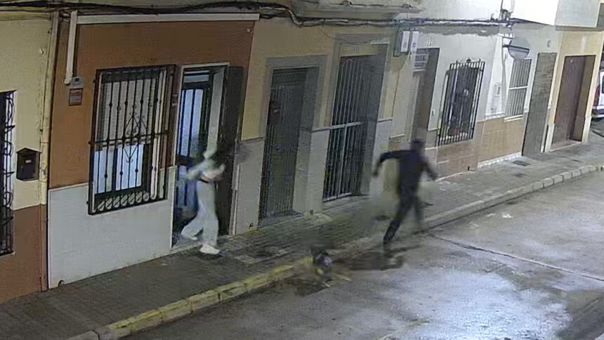 El presumpte segrestador fuig de la casa de la víctima.