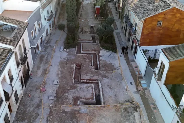 Restos del refugio en la plaza del Corazón de Jesús de Manises.