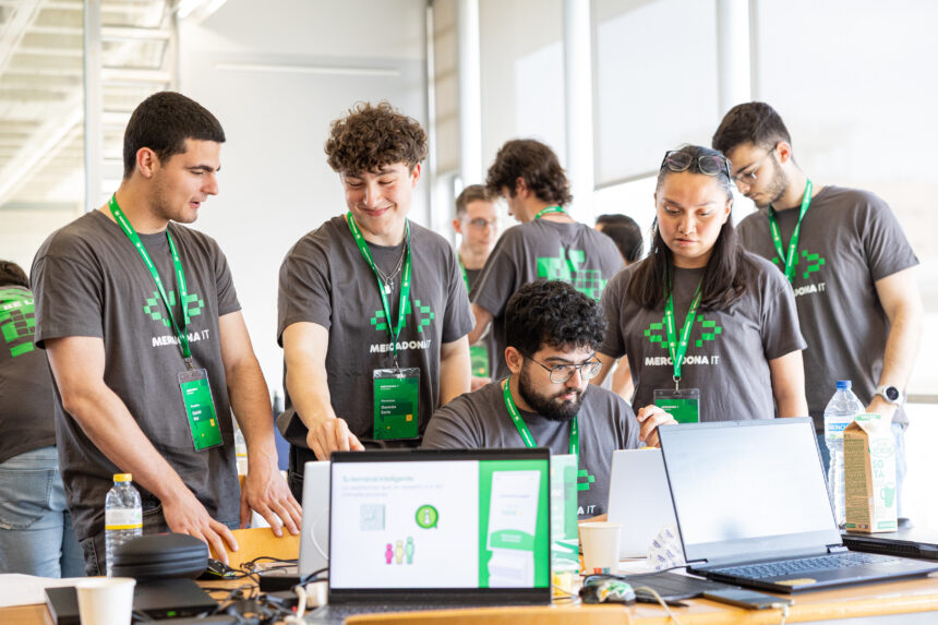 Estudiantes de la UPV durante uno de los hackathons organizados por Mercadona IT