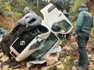 Rescatado un joven tras caer con su coche por un barranco de 15 metros en Sot de Chera 37 Foto1 8