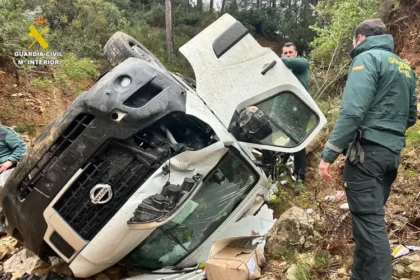 Vehículo del que fue rescatado el joven en Sot de Chera.
