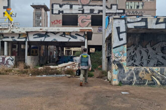 Un agent en el complex 'l'Alemany' de Sagunt, on es va produir l'homicidi.