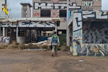 Un agent en el complex 'l'Alemany' de Sagunt, on es va produir l'homicidi.