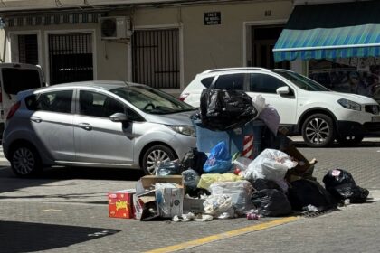 Contenidor rodejat de residus a Carcaixent.