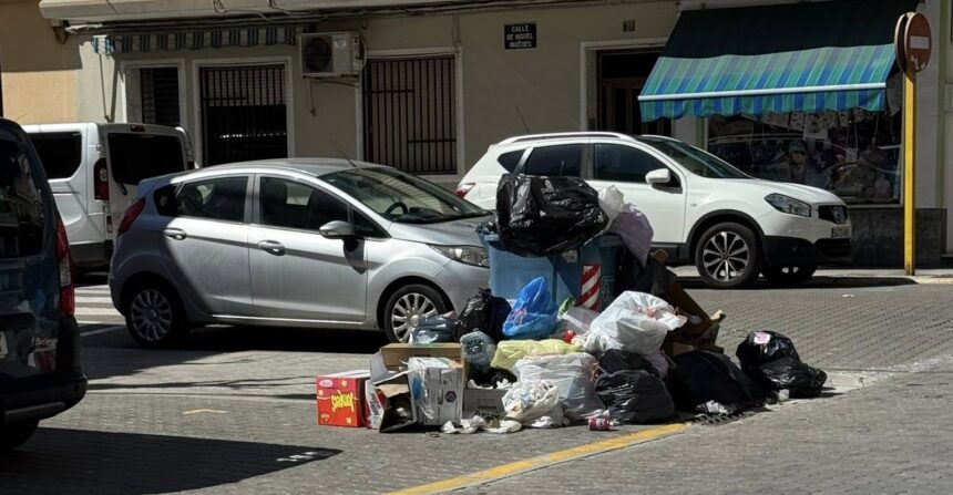 Contenidor rodejat de residus a Carcaixent.