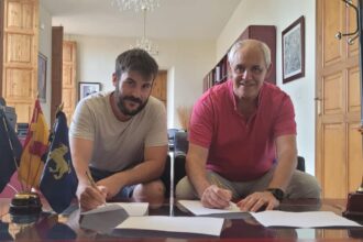 Cristian Verdú (Compromís) i Juanra Espí (PSPV) en la firma del pacte de govern en 2023.