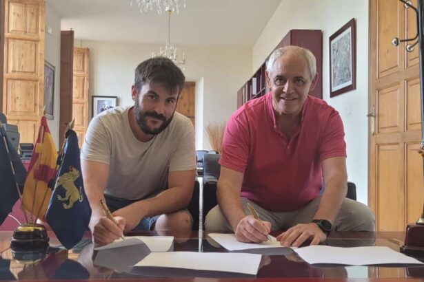 Cristian Verdú (Compromís) i Juanra Espí (PSPV) en la firma del pacte de govern en 2023.