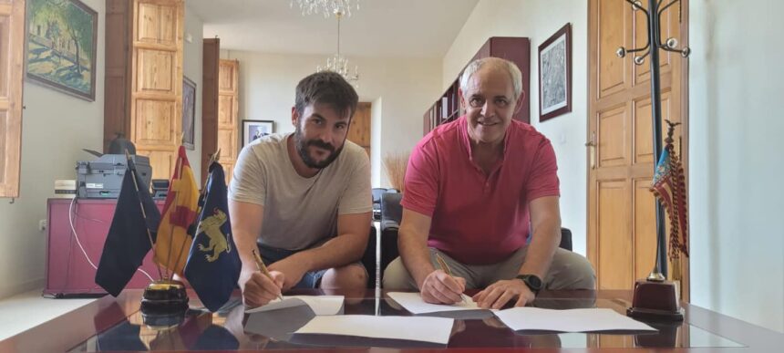 Cristian Verdú (Compromís) i Juanra Espí (PSPV) en la firma del pacte de govern en 2023.