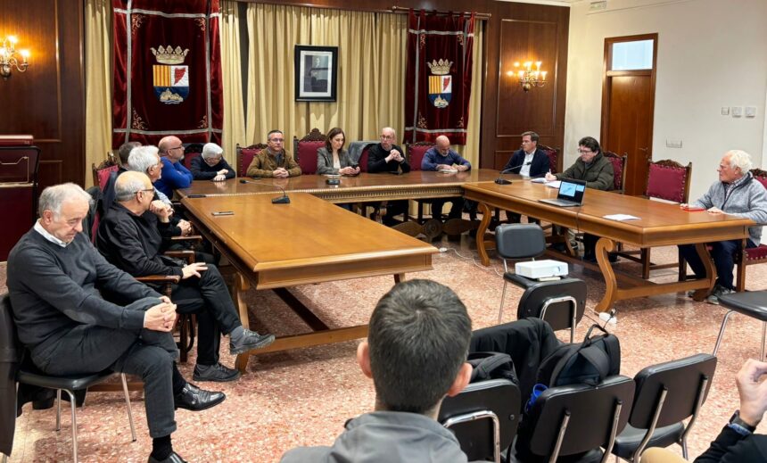 La reunió es va celebrar a l'Ajuntament de la Llosa de Ranes.