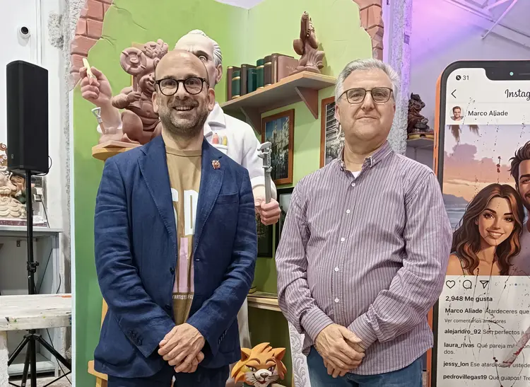 20260430ElregidordeFallesdelAjuntamentdeFoiosFerranBartualjuntalmestremajordelGremiVicenteJulianGarciaenlactedinicidelaSetmanaGremial