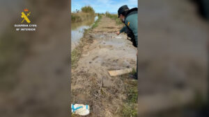 Rescate a contrarreloj en Catarroja: hallan con vida a un hombre semienterrado en una acequia 10 Auxilio Valencia editada.00 00 18 23.Imagen fija001