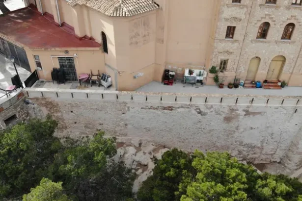 Imatge de la muralla del castell de Cullera.
