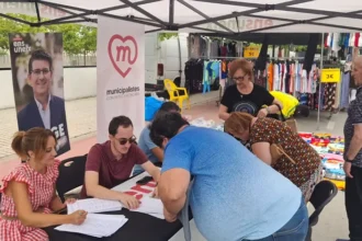 Taula informativa d'Ens Uneix-Unió Municipalista.