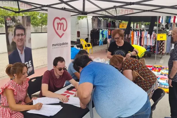 Taula informativa d'Ens Uneix-Unió Municipalista.