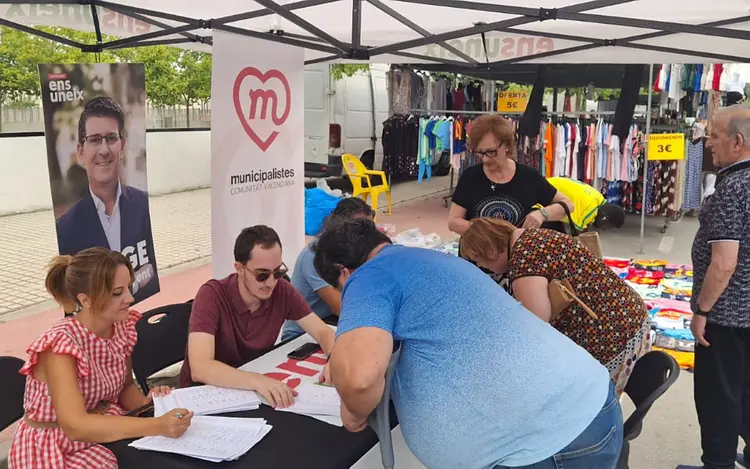 Taula informativa d'Ens Uneix-Unió Municipalista.