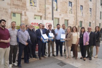 Las firmas han sido presentado ante las Corts Valencianes.