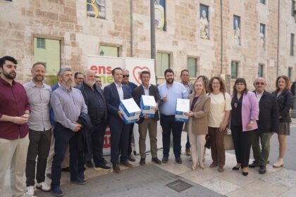 Las firmas han sido presentado ante las Corts Valencianes.