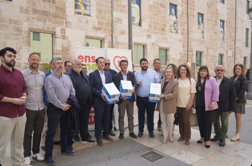 Las firmas han sido presentado ante las Corts Valencianes.