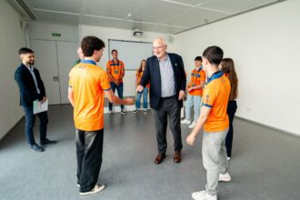 Juan Roig saluda a deportistas del FER