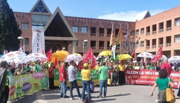 Concentración de profesores ante la Conselleria de Educación.