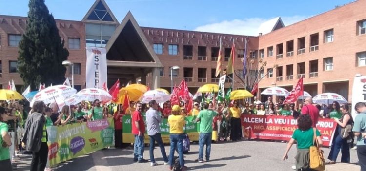 Concentración de profesores ante la Conselleria de Educación.