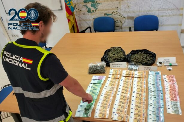 Dinero interceptado por la Policía Nacional en el punto de venta de droga en Torrent.