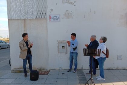 Els pares de Guillem Agulló i Salvador en la inauguració del passeig amb el seu nom a Foios.