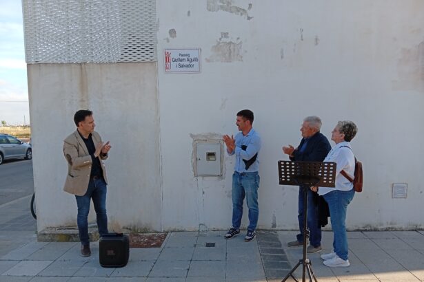 Els pares de Guillem Agulló i Salvador en la inauguració del passeig amb el seu nom a Foios.