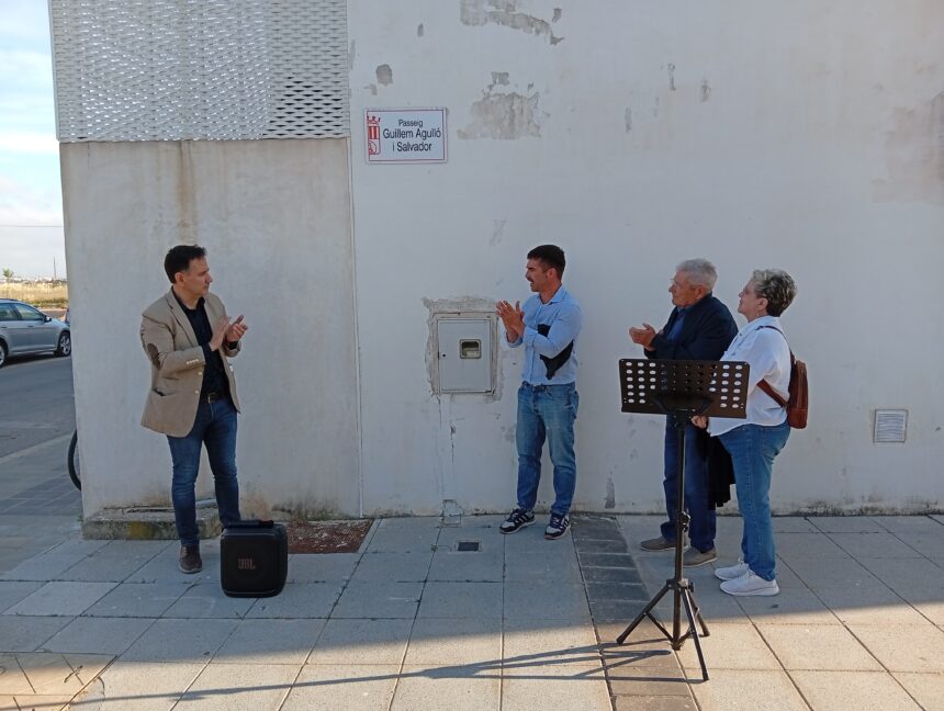 Els pares de Guillem Agulló i Salvador en la inauguració del passeig amb el seu nom a Foios.