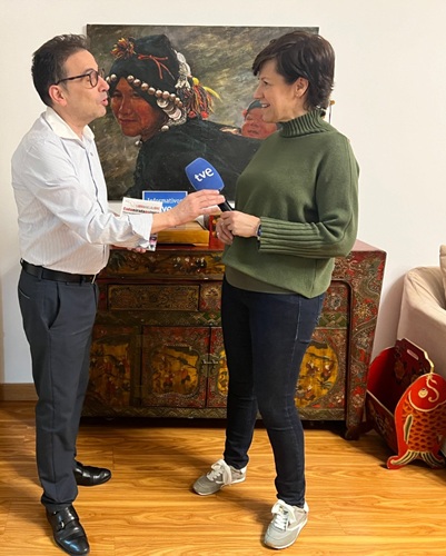 Entrega de la antologia de Libro Vuela Libre a Yolanda Alvarez actual corresponsal de RTVE en Asia Pacifico
