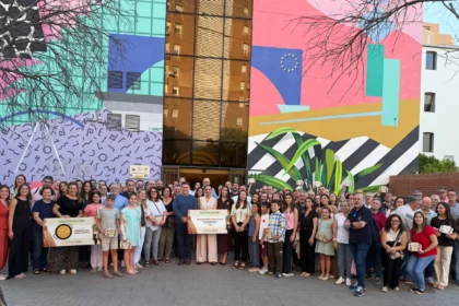 Foto familia entrega premios