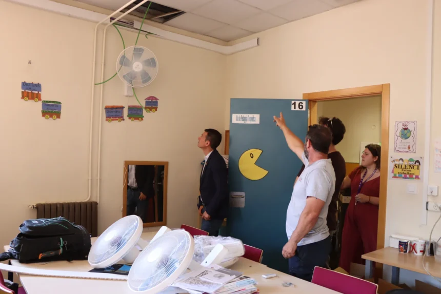 Uno de los ventiladores instalados en una aula de Burjassot.