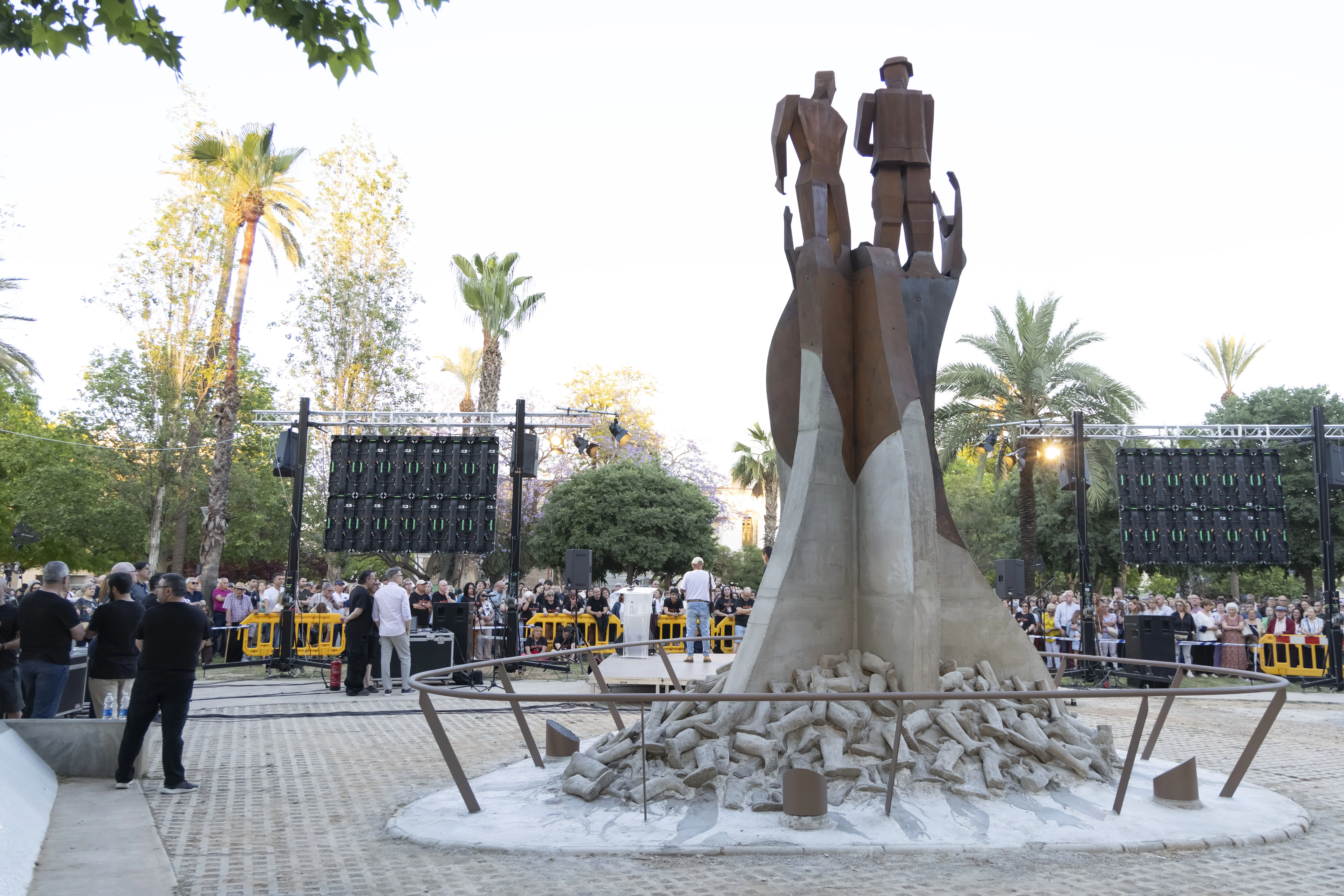 Monumento 'Revivim' que homenajea a las víctimas y voluntarios de la DANA en Paiporta.