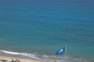 Bandera azul en la playa de l'Alfàs del Pi.