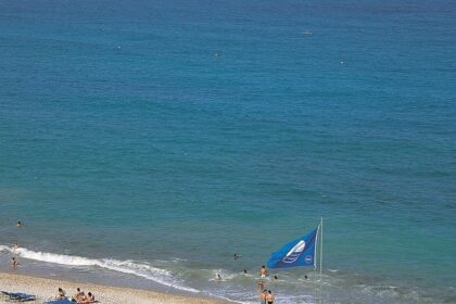 Bandera azul en la playa de l'Alfàs del Pi.