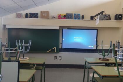 Aula vacía de un centro educativo valenciano.