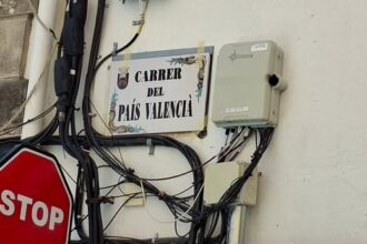 Nova placa del nou carrer del País Valencià a Banyeres de Mariola.